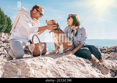 Romantisches Picknick am Meer Stockfoto