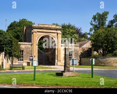 Rudding Gates ehemaliger Eingang zum Rudding Park Estate und Saxon Überqueren Sie das Dorfgrün in Follifoot bei Harrogate North Yorkshire England Stockfoto