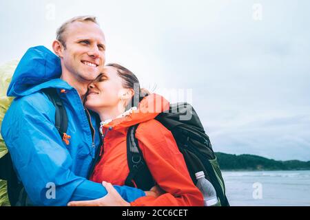 Liebevolles Paar Reisende Porträt auf dem Ozean Strand Stockfoto