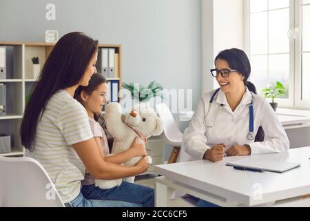 Hausarzt. Ärztin Frau konsultiert Mutter und Kind am Tisch im Büro der Klinik sitzen. Stockfoto