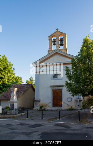 Kirche und Kriegsdenkmal im kleinen Dorf Saint-Pierre d'Argençon, Hautes-Alpes, Frankreich Stockfoto