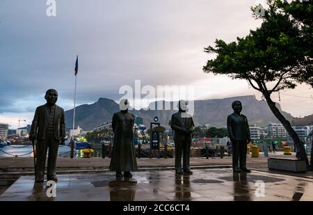 Nobelpreisträger Bronzestatuen: Nkosi Luthuli, Desmond Tutu, FW de Klerk & Nelson Mandela von Claudette Schreiders, Nobel Square, Kapstadt Stockfoto