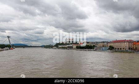 Ein Blick auf die Donau, Bratislava und Burg, von der Old Stary Most Brücke, Slowakei Stockfoto