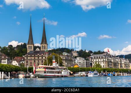 Luzern, Schweiz - 30. Juni 2013 - Stadtbild von Luzern an einem sonnigen Sommertag mit Wolken liegt am Seeufer die berühmte St. Leodegar im Hof Kirche Stockfoto