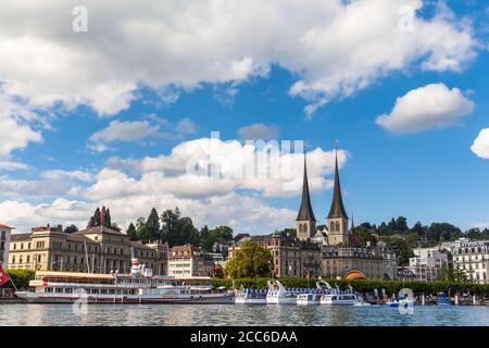 Luzern, Schweiz - 30. Juni 2013 - Stadtbild von Luzern an einem sonnigen Sommertag mit Wolken liegt am Seeufer die berühmte St. Leodegar im Hof Kirche Stockfoto