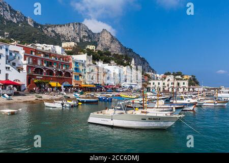 Capri, Italien - 11. Juli 2013 - Hafen des berühmten touristischen Ortes Capri Insel mit vielen Besuchern in Italien. Stockfoto