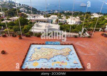 Capri, Italien - 11. Juli 2013 - die handbemalte Landkarte der Insel Capri auf glasierten Fliesen im traditionellen Stil. Stockfoto