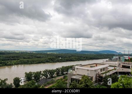 Ein Blick auf den Nationalrat der Slowakischen Republik und Donau, mit den österreichischen Alpen im Hintergrund, Burg Bratislava, Slowakei Stockfoto