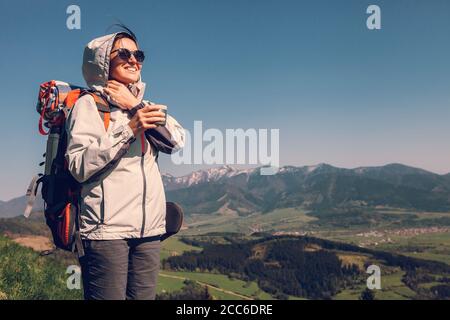 Frau Rucksacktouristin Reisende auf der Spitze des Berges Stockfoto