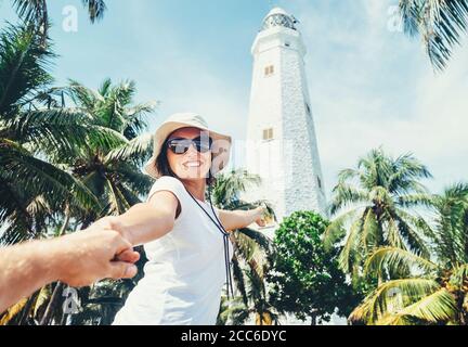 Dondra Leuchtturm in Sri Lanka: Frau Reisende nehmen für Hand ihre boyfreind und geht zum Leuchtturm Stockfoto