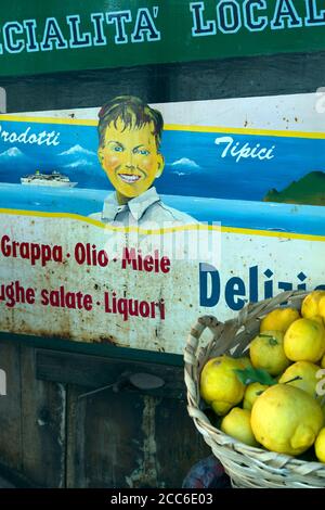 Werbung vor einem Geschäft und Korb von Zitronen, die Sternfrucht der Cinque Terre, Levanto, Italien Stockfoto