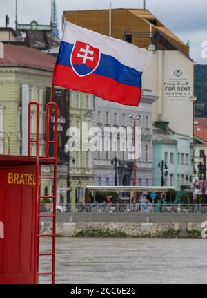 Bratislava, Slowakei - 5. Juli 2020: Die Slovenia Flagge und Bratislava Zeichen, mit einem Rent Zeichen im Hintergrund, Bratislava, Slowakei Stockfoto