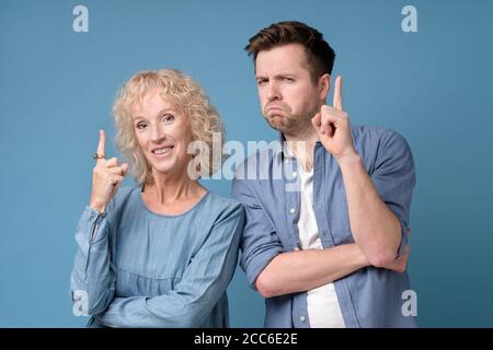 Mutter und Sohn mit Zeigefinger nach oben zeigen, eine Option Stockfoto