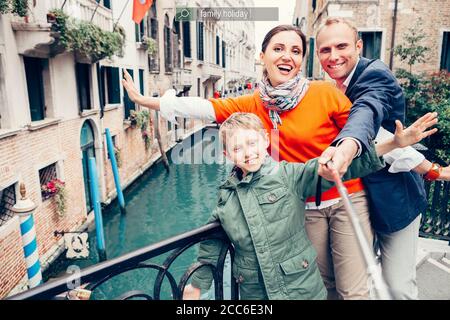 Glückliche Familie macht ein Selbstfoto auf der Brücke in Venedig Stockfoto