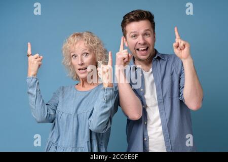 Mutter und Sohn mit Zeigefinger nach oben zeigen, eine Option Stockfoto