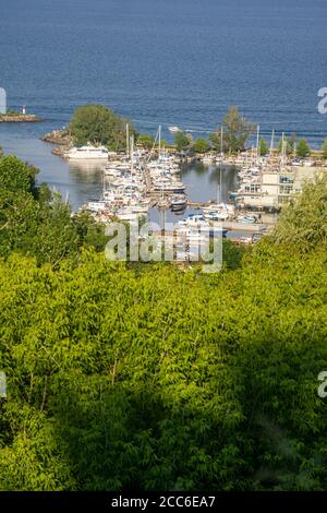 Die Boote in der Marina am Lake Ontario von oben gesehen am Bluffer's Point, Scarborough, Ontario, Kanada Stockfoto