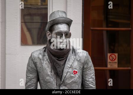 Bratislava, Slowakei - 5. Juli 2020: Ein Straßenkünstler imitiert die silbernen Statuen in der Altstadt von Bratislava, Slowakei Stockfoto