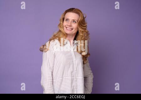 Schöne reife Frau, die Kamera anschaut und lächelt Stockfoto