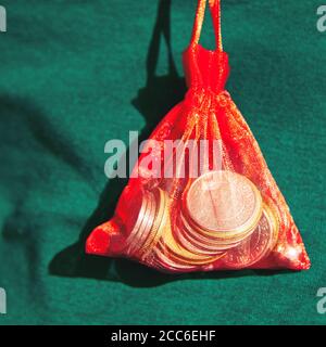 Geld für harte Zeit gesammelt . Rote Münztasche Stockfoto