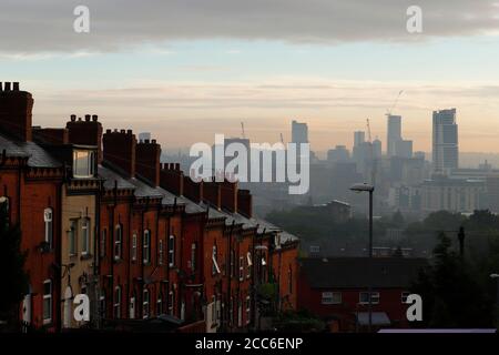 Unterkunft in Leeds mit der sich ständig verändernden Skyline des Stadtzentrums von Leeds. Stockfoto