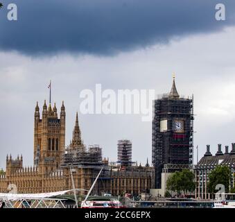 Bild zeigt: Schwarze Sturmwolken über Westminster heute Montag, 17. August 2020 (korrigiert) das London Eye hat wieder geöffnet, aber ein Sturm des Protests über ex Stockfoto