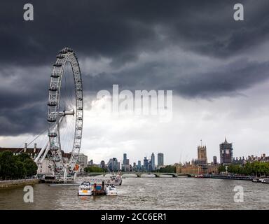 Bild zeigt: Schwarze Sturmwolken über Westminster heute Montag, 17. August 2020 (korrigiert) das London Eye hat wieder geöffnet, aber ein Sturm des Protests über ex Stockfoto