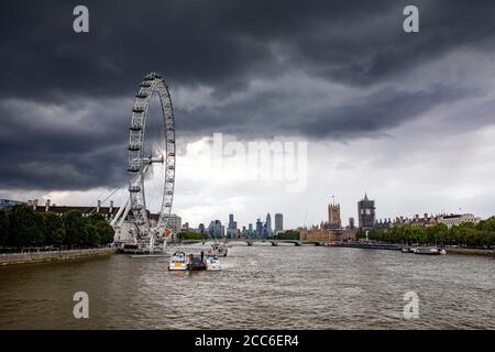 Bild zeigt: Schwarze Sturmwolken über Westminster heute Montag, 17. August 2020 (korrigiert) das London Eye hat wieder geöffnet, aber ein Sturm des Protests über e Stockfoto