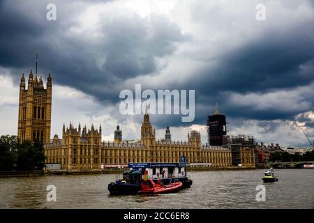 Bild zeigt: Schwarze Sturmwolken über Westminster heute Montag, 17. August 2020 (korrigiert) das London Eye hat wieder geöffnet, aber ein Sturm des Protests über e Stockfoto