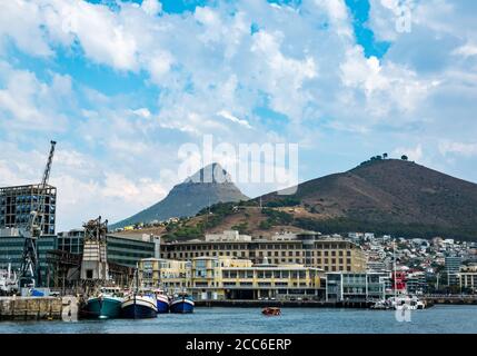 Blick auf den Tafelberg und Devil's Peak von der V&A Waterfront, Victoria Basin, dem Hafengebiet von Kapstadt, Südafrika Stockfoto