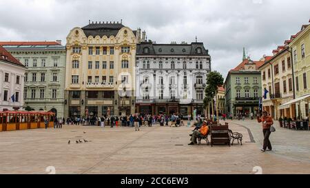 Bratislava, Slowakei - 5. Juli 2020: Der Hauptplatz in Bratislava neben Maximilins Brunnen, Altstadt, Slowakei Stockfoto