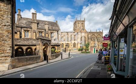 Sherborne Abbey und St. Johns Almshouse in Sherborne, Dorset, Großbritannien am 18. August 2020 Stockfoto