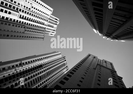 Mehrstöckige Wohngebäude. Schwarz-Weiß-Architekturfotografie Stockfoto