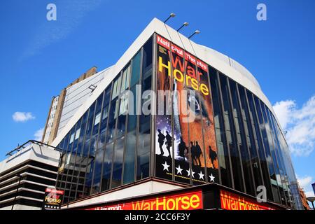 London, UK, July 24, 2011 : das New London Theatre in Drury Lane wirbt für seine war Horse Produktion und ist ein beliebtes Reiseziel Touristen attr Stockfoto