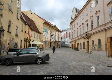 Bratislava, Slowakei - 5. Juli 2020: Frantiskanske namestie Straße an der Kirche der Verkündigung, Altstadt Bratislava, Slowakei Stockfoto