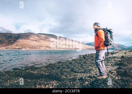 Junger Mann Reisende übernachten auf dem Bergsee Cost, Fort William, schottische Highlands, Großbritannien Stockfoto