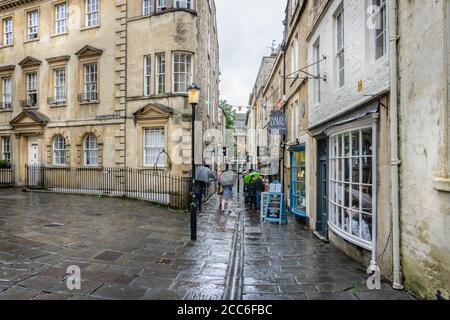 Touristen mit Regenschirmen Schlange im Regen vor Sally Lunns Tea House in North Parade Passage, Bath, Somerset, Großbritannien am 19. August 2020 Stockfoto