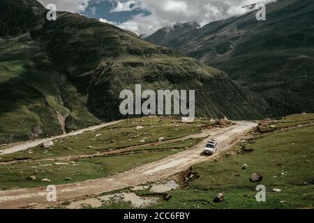 Geländewagen Expedition Fahrzeug auf der Bergstraße zwischen Himalaya Hügel Stockfoto