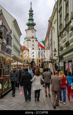 Bratislava, Slowakei - 5. Juli 2020: Bratislava, Slowakei - 5. Juli 2020: Touristen auf der Michalska Straße mit Michaelertor und Turm im Hintergrund Stockfoto