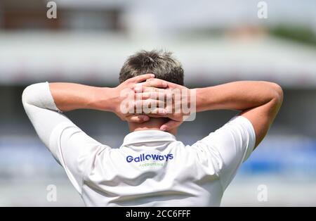 Hove UK 17. August 2020 - Henry Crocombe von Sussex während des 3. Tages der Bob Willis Trophy Cricket-Spiel zwischen Sussex und Essex statt hinter verschlossenen Türen ohne Fans Teilnahme an der 1. Central County Ground in Hove : Credit Simon Dack / Alamy Live News Stockfoto