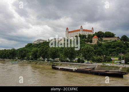 Bratislava, Slowakei - 5. Juli 2020: Bratislava Burg mit Blick auf die Donau in der Altstadt, Slowakei Stockfoto