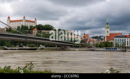 Bratislava, Slowakei - 5. Juli 2020: Bratislava Burg mit Blick auf die Donau und die meisten SNP-Brücke, in der Altstadt, Slowakei Stockfoto