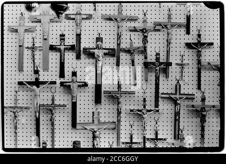 Walsingham Wallfahrt Norfolk England Mai 1992 Unsere Liebe Frau von Walsingham ist ein Titel der seligen Jungfrau Maria verehrt von Katholiken und einigen Anglikanern im Zusammenhang mit den Marienerscheinungen an Richeldis de Faverches, eine fromme englische Adlige, im Jahr 1061 in dem Dorf Walsingham in Norfolk, England. Lady Richeldis ließ eine Struktur mit dem Namen "The Holy House" in Walsingham, die später zu einem Schrein und Wallfahrtsort. Im Vorbeigehen auf seine Vormundschaft des Heiligen Hauses, Richeldis Sohn Geoffrey links Anweisungen für den Bau eines Priorats in Walsingham. Das Priorat ging in die Pflege o Stockfoto