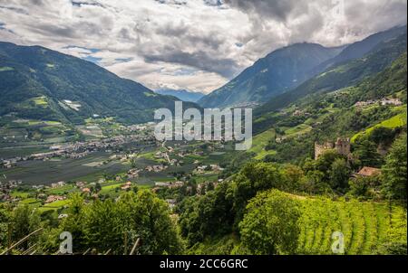 Blick auf den Vinschgau in Südtirol mit Schloss Tirol und Fontana, Meran, Südtirol (Trentino-Südtirol), norditalien, Europa Stockfoto