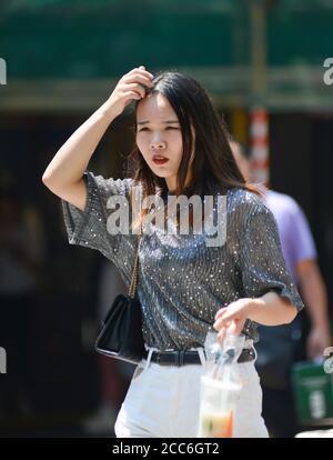 Chinesische junge Frau in der Jianghan Straße, Wuhan, China Stockfoto