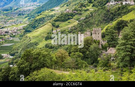 Schloss Fontana mit Vinschgau im Hintergrund, Meran, Trentino-Südtirol, norditalien - Europa Stockfoto