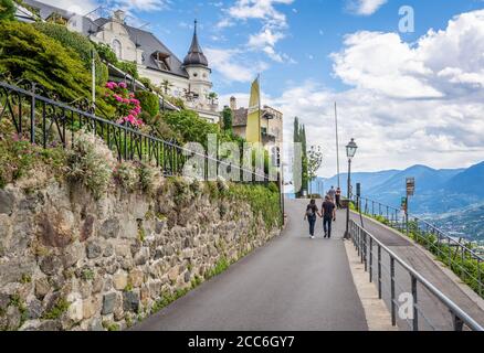 Straße des kleinen Dorfes Tirol bei Meran in Südtirol, Trentino Südtirol, norditalien - 16. juli 2020 Stockfoto