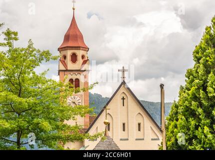 Die Kirche St. Johannes des Täufers in Dorf Tirol, bei Meran, Südtirol, Norditalien. Detail von Dach und Glockenturm. Stockfoto