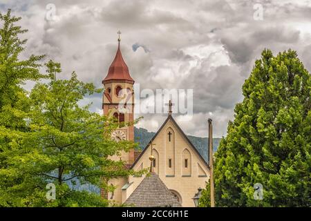 Die Kirche des Hl. Johannes des Täufers in Dorf Tirol, bei Meran, Südtirol, Italien.Detail Dach und Glockenturm. Stockfoto