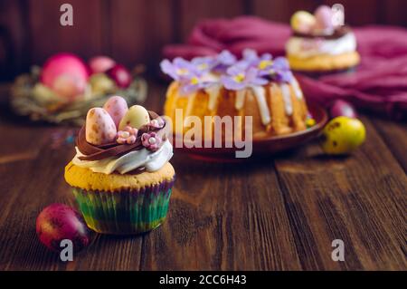 Easter Cupcake mit Süßigkeiten Eier im Nest dekoriert Stockfoto