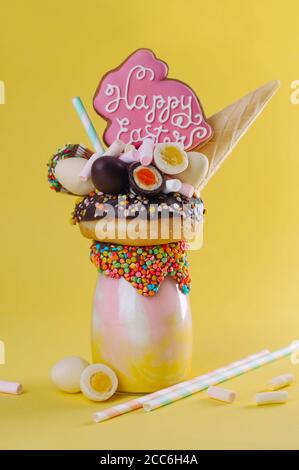 Ostern-Freak-Shake auf gelbem Hintergrund mit Kopierraum Stockfoto